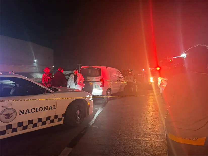 imagen recuadro Personal de emergencia atiende a los lesionados tras la volcadura del camión Foto: Martín González