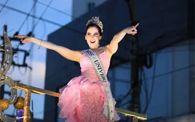 Miles de personas asisten a desfile triunfal de F&aacute;tima Bosch en Villahermosa, Tabasco