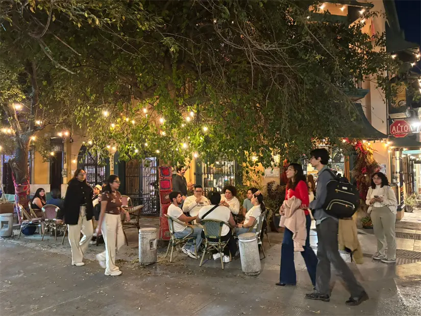 Barrio Antiguo vibra con música, bares y ambiente deportivo Foto: POSTAMX