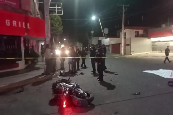 Muere motociclista en c&eacute;ntrico crucero de Durango al chocar con un Passat