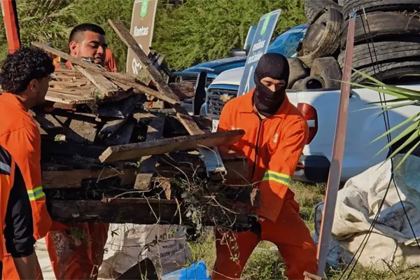 Secretaría de Participación Ciudadana realiza jornada de limpieza en el Río Santa Catarina Secretaría de Participación Ciudadana realiza jornada de limpieza en el Río Santa Catarina