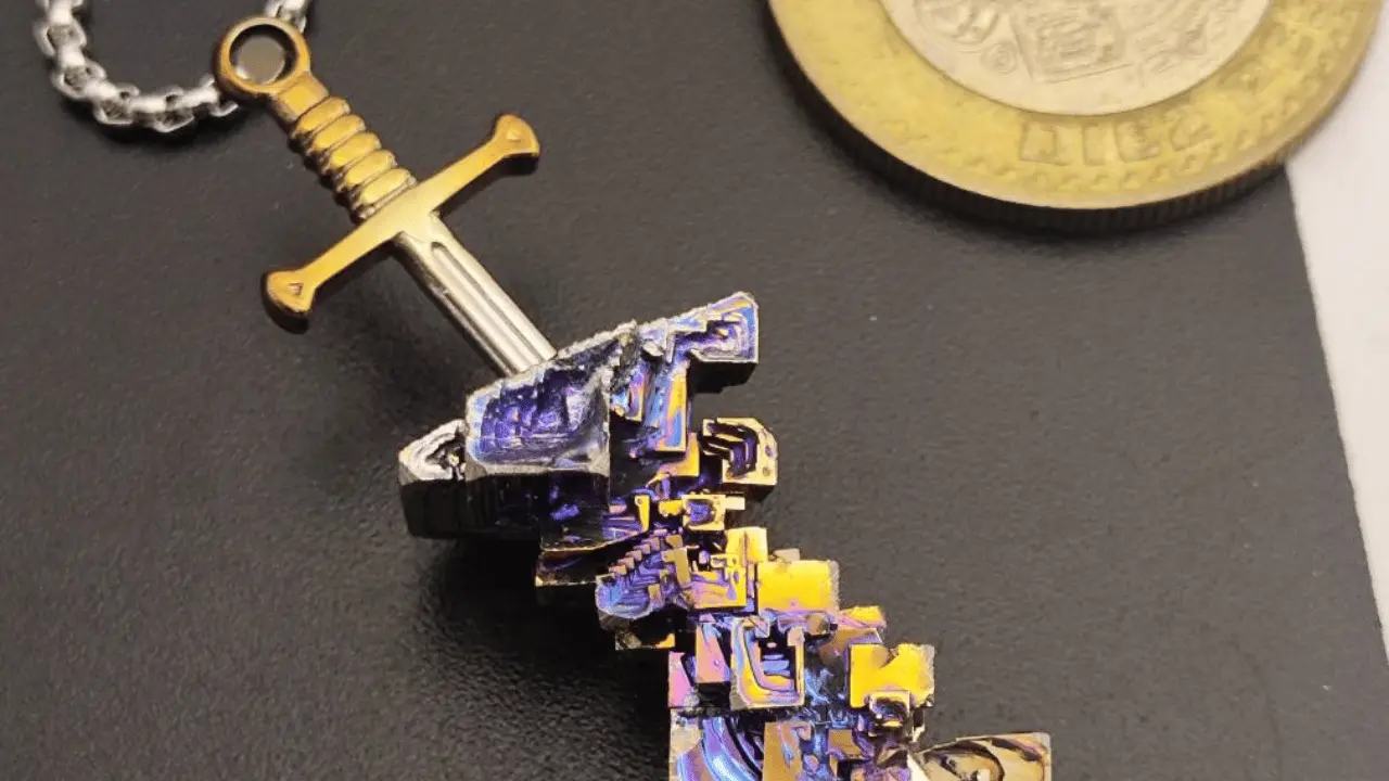 Este metal, al fundirse y enfriarse, crea estructuras geométricas perfectas en forma de espiral y adquiere una coloración iridiscente natural. Foto: Facebook/Excalibur de bismuto.