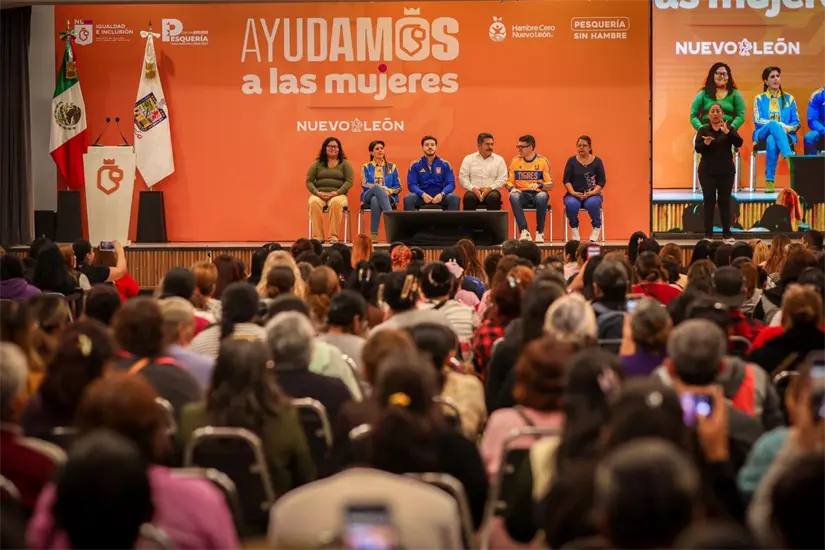 Entrega de Tarjeta Ayudamos a las Mujeres, Foto: Gobierno de Nuevo León.