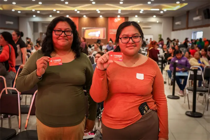 Entrega de Tarjeta Ayudamos a las Mujeres, Foto: Gobierno de Nuevo León.