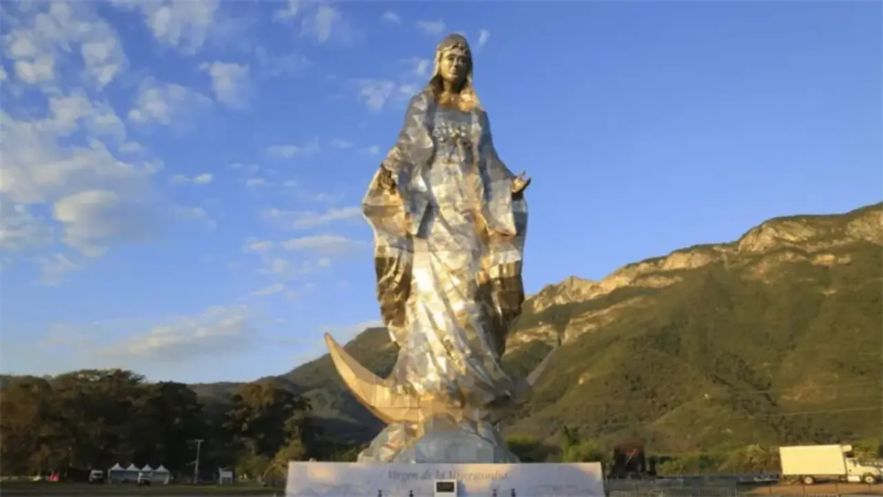 Desde los aceros para la estructura hasta las pupilas de sus ojos son detalles impresionantes de la Monumental Virgen de la Misericordia en el Chorrito, Hidalgo, Tamaulipas | Foto: gobierno de Tamaulipas