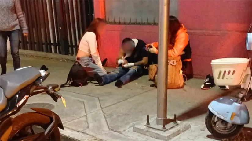 Motociclista afectado por choque contra pipa de gas en CDMX. Foto: Luis Antonio Alfaro 