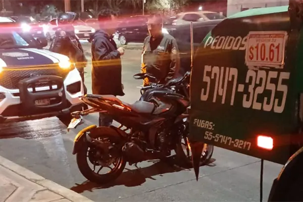 Dos personas resultan lesionadas tras choque entre motocicleta y pipa de gas LP en la alcaldía Cuauhtémoc Dos personas resultan lesionadas tras choque entre motocicleta y pipa de gas LP en la alcaldía Cuauhtémoc