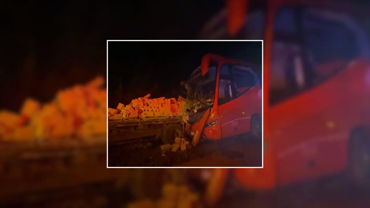 Un aspecto del accidente que involucró un autobús de pasaje de ADO y un camión de transporte.- Fuente Presidio MX