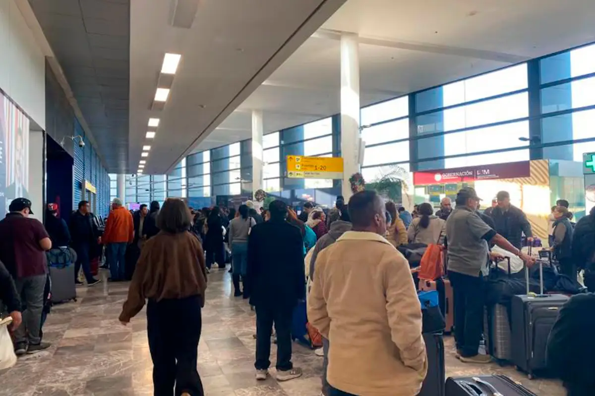 Un caos se ha desatado en el Aeropuerto Internacional de Tijuana, derivado de mover y cancelar vuelos por las condiciones climáticas. Foto: Emmanuel Castañeda.