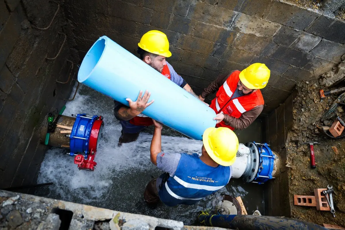 Personal de Agua y Drenaje de Monterrey realizatrabajos de reparación de tuberías en diferentes colonias del área metropolitana de Monterrey. Foto: Facebook Agua y Drenaje de Monterrey