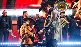 Alfredo Olivas regala acordeón a pequeño fan tamaulipeco en Río Bravo