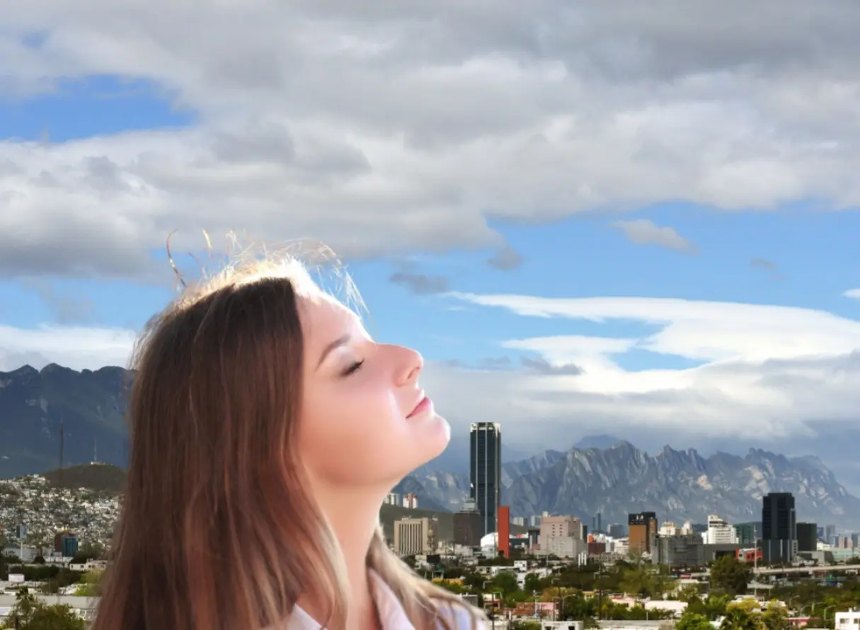 De acuerdo con el reporte matutino del Sistema Integral de Monitoreo Ambiental (SIMA), el área metropolitana amaneció con niveles óptimos de calidad del aire. Foto: Canva.