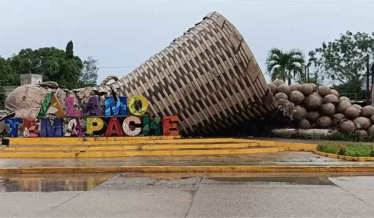 Estructura de la escultura derrumbada al piso. Foto: Facebook (Rodrigo Acuña)