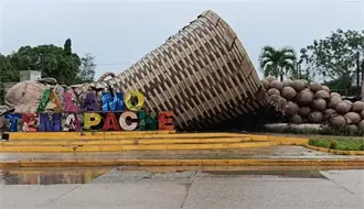 Cae monumento al Colotero en Alamo, Veracruz