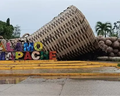 Cae monumento al Colotero en &Aacute;lamo, Veracruz