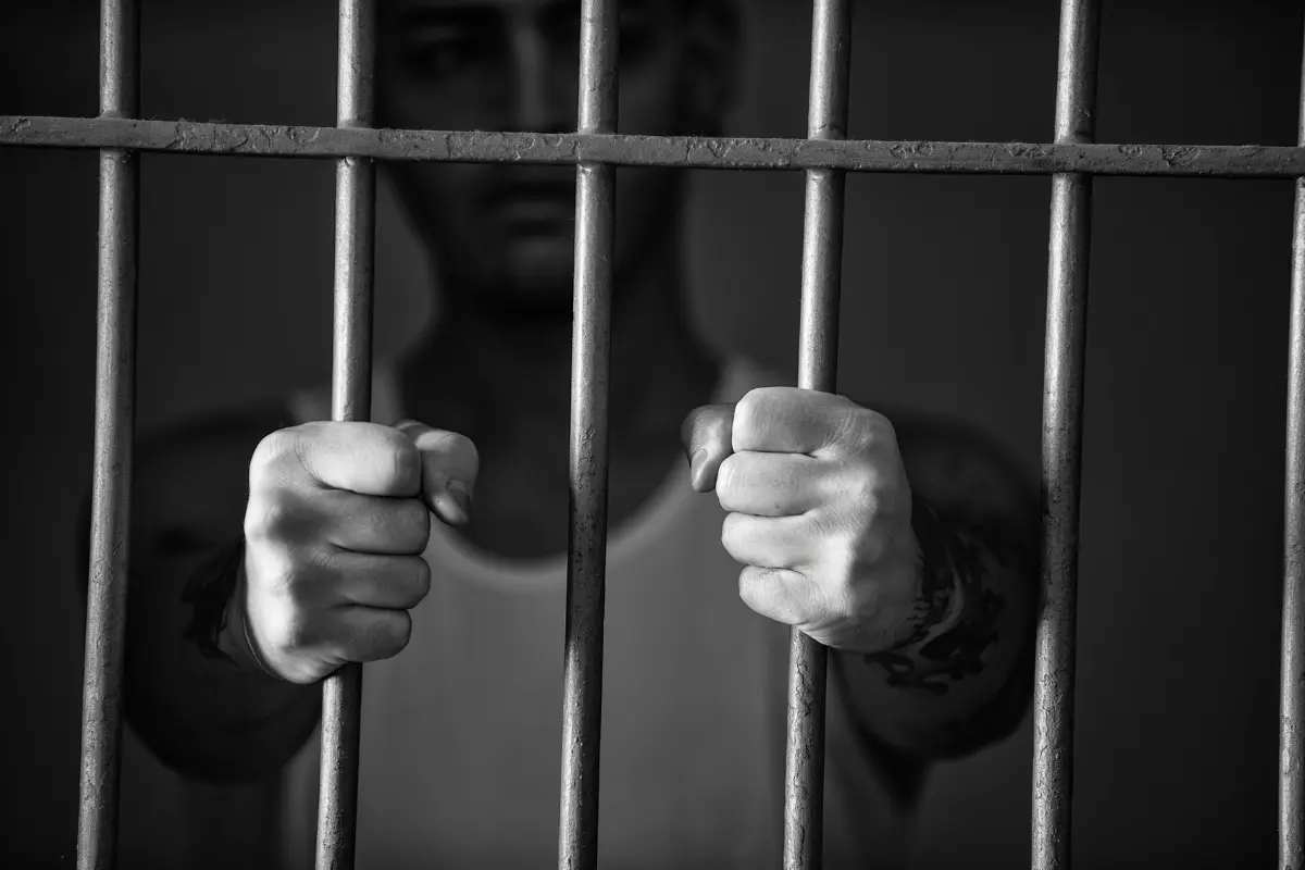 Un hombre disparó contra otro en Puerto San Carlos, sin conseguir matarlo, pero enfrentando un proceso que puede mantenerlo en prisión varios años. Foto Ilustrativa: Canva.