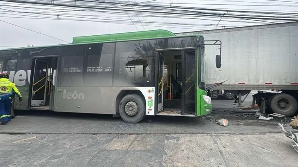 Chocan camión de pasajeros y tráiler en San Pedro; hay 29 lesionados