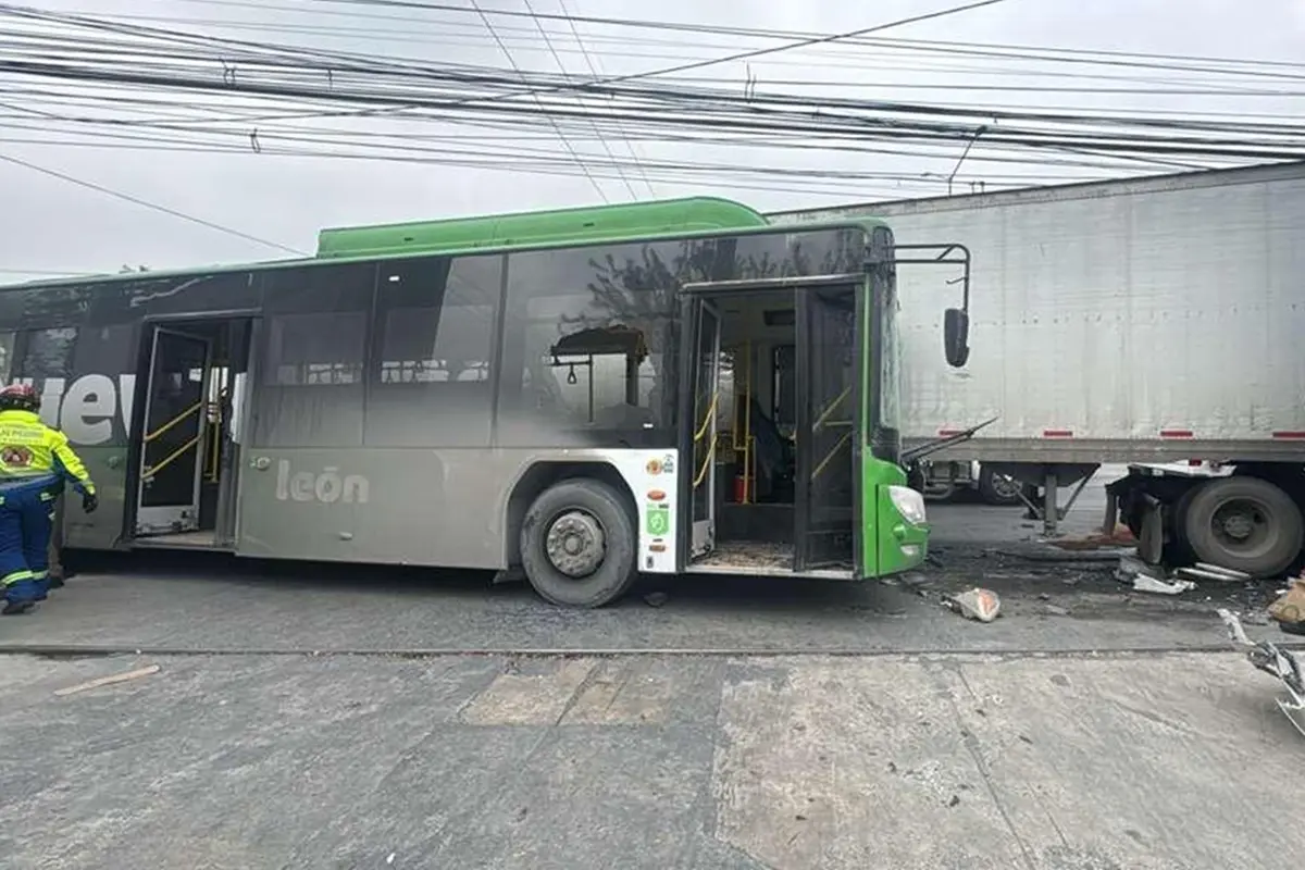 Elementos de Protección Civil de Nuevo León se enuentran en el lugar del choque para atender a los lesionados. Foto: Protección Civil de Nuevo León