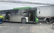 Chocan camión de pasajeros y tráiler en San Pedro; hay 29 lesionados Chocan camión de pasajeros y tráiler en San Pedro; hay 29 lesionados