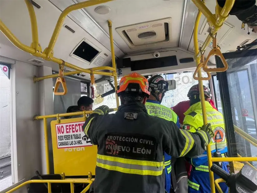 imagen recuadro Elementos de Protección Civil de Nuevo León y Protección Civil de San Pedro Garza García brindan atención a personas lesionadas dentro del camión de pasajeros. Foto: Protección Civil de Nuevo León