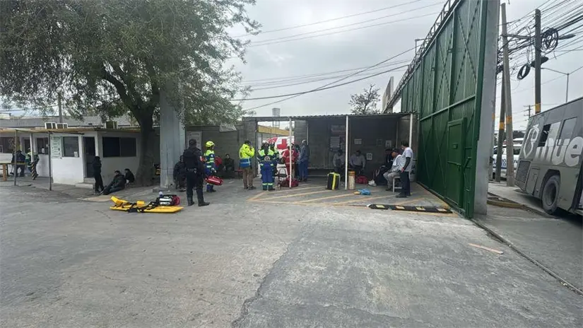 imagen recuadro Los equipos de rescate brindan ayuda a los lesionados; hasta el momento no hay lista con las identidades de los afectados. Foto: Protección Civil de Nuevo León