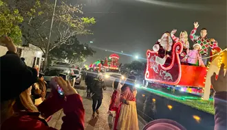 Desfile navideño llena de magia y alegría las calles de Santa Catarina
