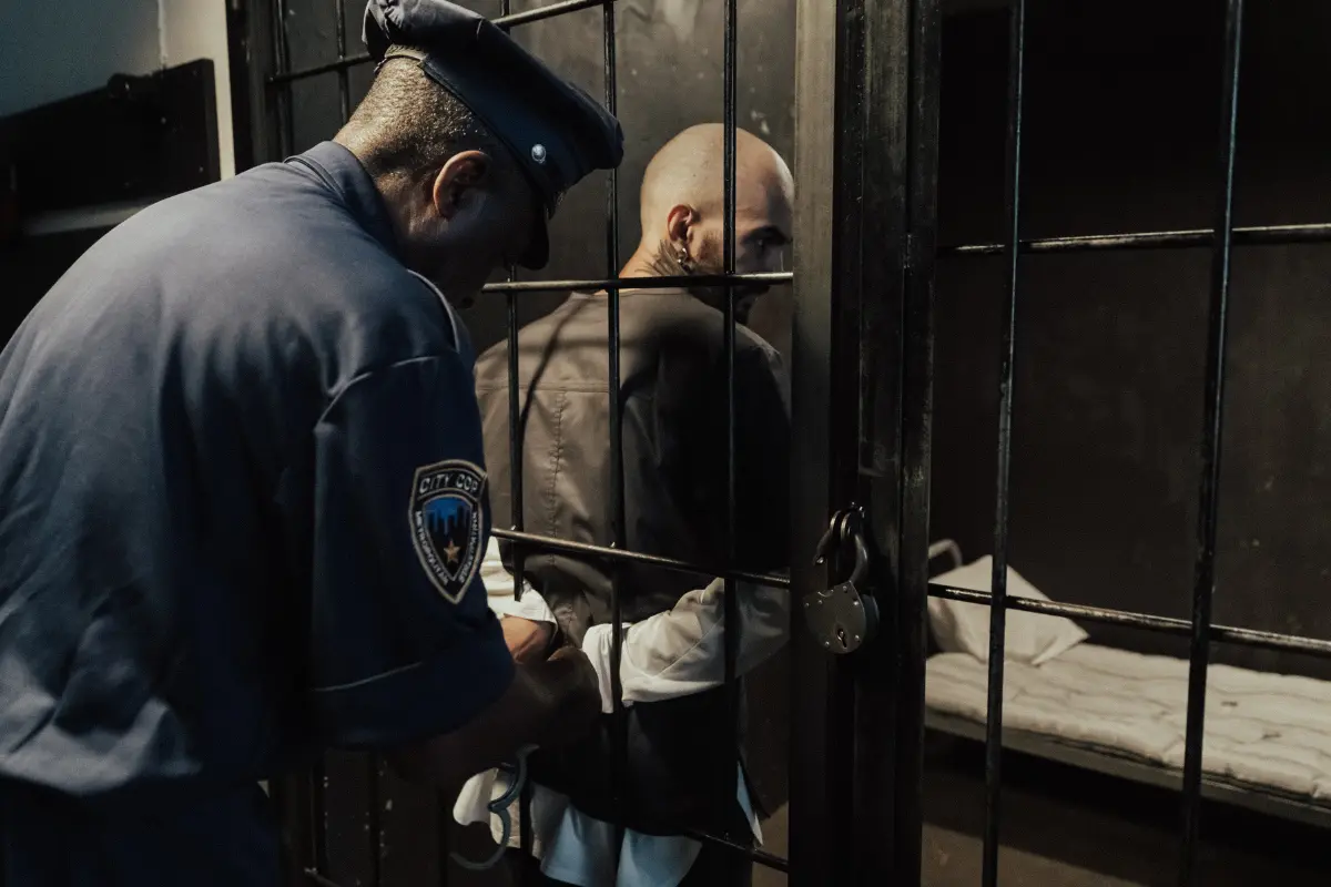 Un grupo de hombres ya fue detenido por los delitos de robo y despojo con violencia en Cabo San Lucas. Foto Ilustrativa: Canva.