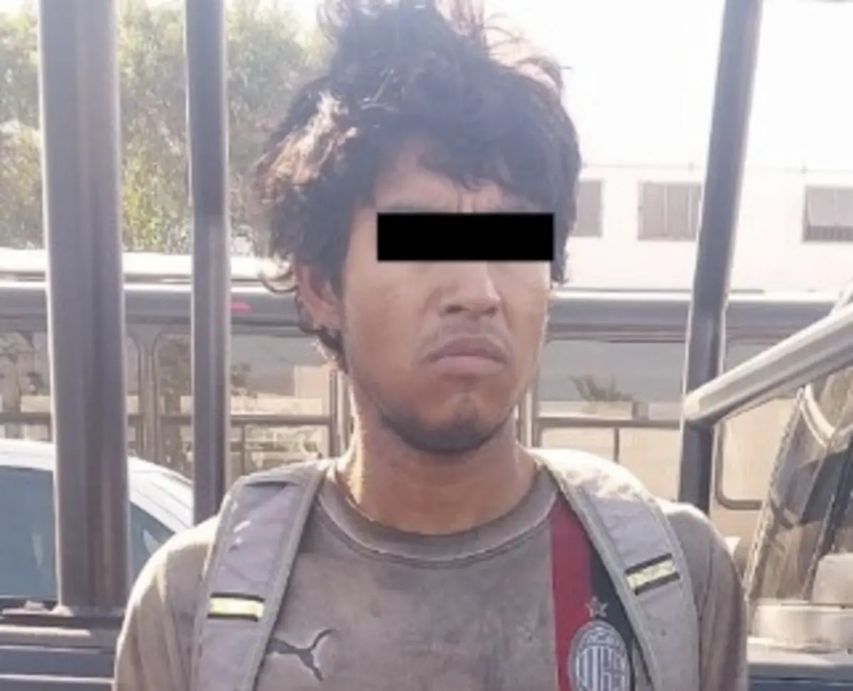 Testigos observaron que el sospechoso se quitaba una prenda de ropa mientras huía, presuntamente para evitar ser reconocido. Foto: Policía de Monterrey.