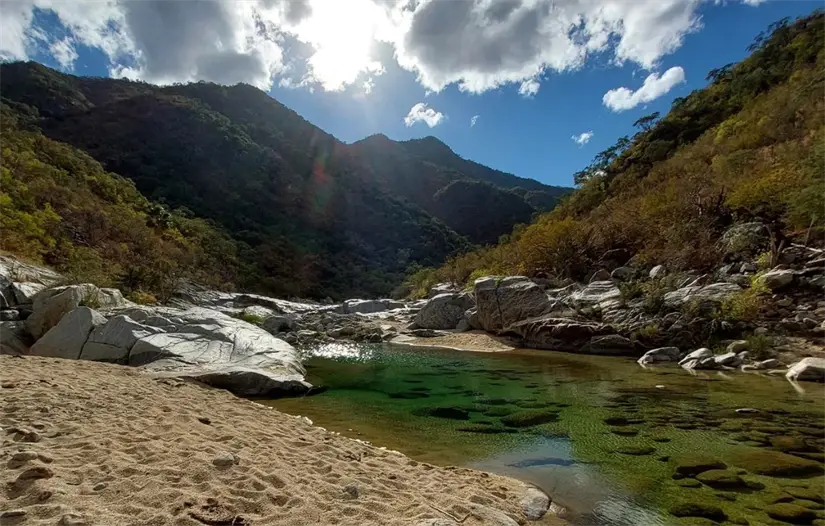 Es uno de esos rincones donde el desierto se rompe con pozas de agua clara, rodeadas de roca y paisaje serrano al sur de Baja California Sur. Foto: AllTrails