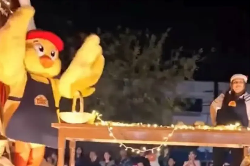 imagen recuadro La botarga del Pollo Loco estuvo presente en el Desfile Navideño llevado a cabo en el municipio de Guadalupe, donde saludo a los asistentes. Foto: Redes sociales