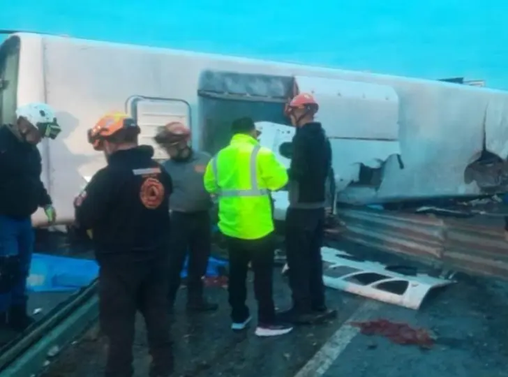 imagen recuadro Esto provocó la volcadura del camión y su posterior impacto contra un muro de contención. Foto: Protección Civil de Nuevo León.
