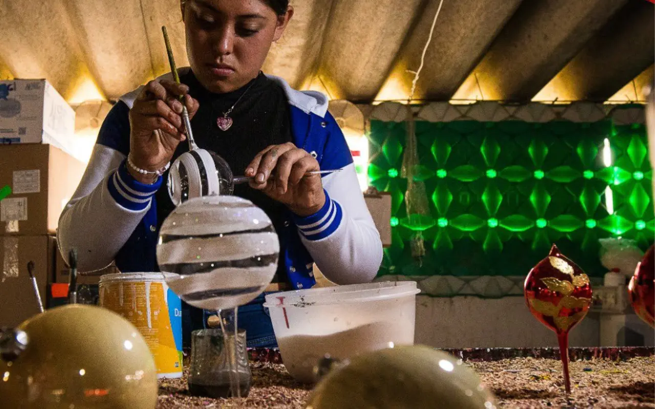 Los artesanos de Esferas Tolontli en Xonacatlán fusionan la tradición del vidrio soplado con diseños modernos. Foto: X/ @EdomexTurismo (Canva)