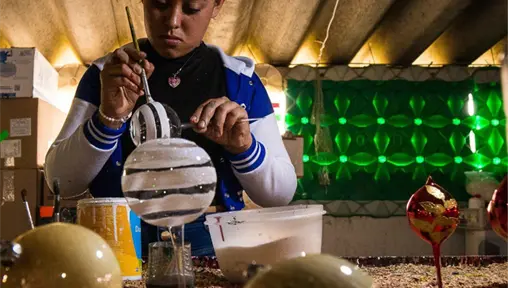 Edomex alberga uno de los mejores talleres de esferas artesanales para decorar la Navidad Edomex alberga uno de los mejores talleres de esferas artesanales para decorar la Navidad