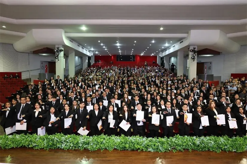 imagen recuadro Los egresados de FACPYA de la UANL muestran orgullosos sus documentos que los acreditan como profesionistas. Foto: Facebook Facultad de Contaduría Pública y Administración UANL