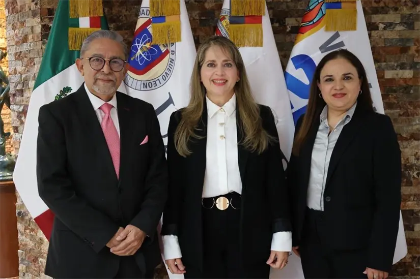 imagen recuadro En la imagen el jurado de honor que tomó protesta a los egresados de 5 diferentes carreras de FACPYA de la UANL. Foto: Facebook Facultad de Contaduría Pública y Administración UANL