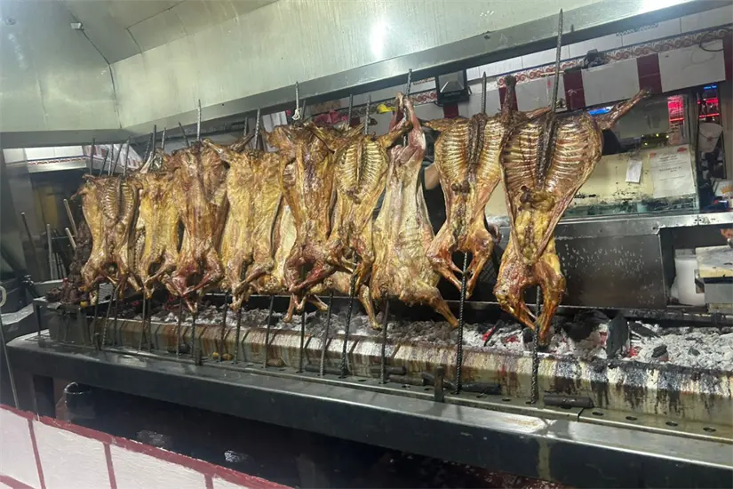 El sabor de la carne asada en Monterrey fusiona la pasión por el fútbol con una rica tradición culinaria que une a las personas. Foto: Jorge Lópéz