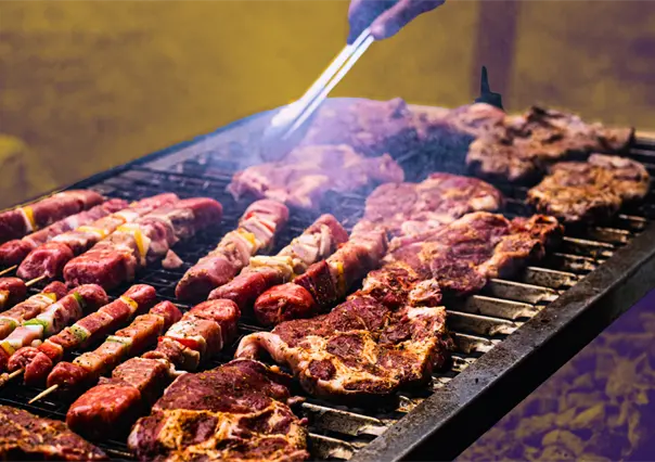 Futbol, fuego y convivencia: el idioma universal de la carne asada en Monterrey