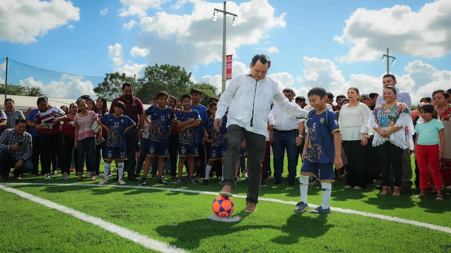 Joaquín Díaz Mena entrega cancha de fútbol 7 en Xocchel con inversión de 2.7 millones de pesos