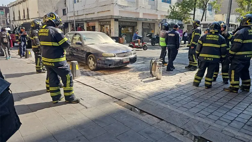 imagen recuadro Zona de incendio de carro en el Centro Histórico de CDMX. Foto: Luis Antonio Alfaro
