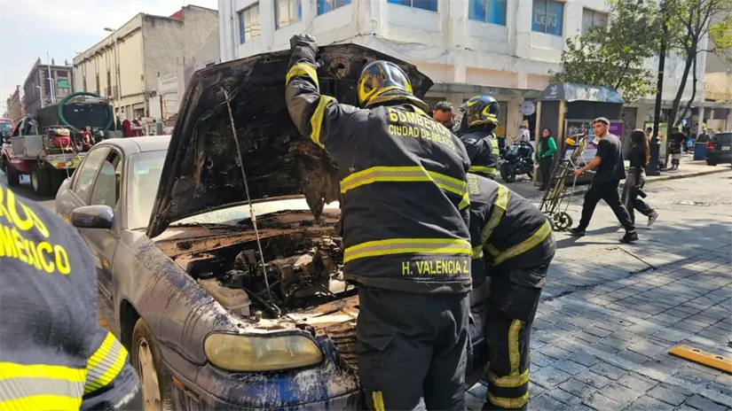imagen recuadro Zona de incendio de carro en el Centro Histórico de CDMX. Foto: Luis Antonio Alfaro