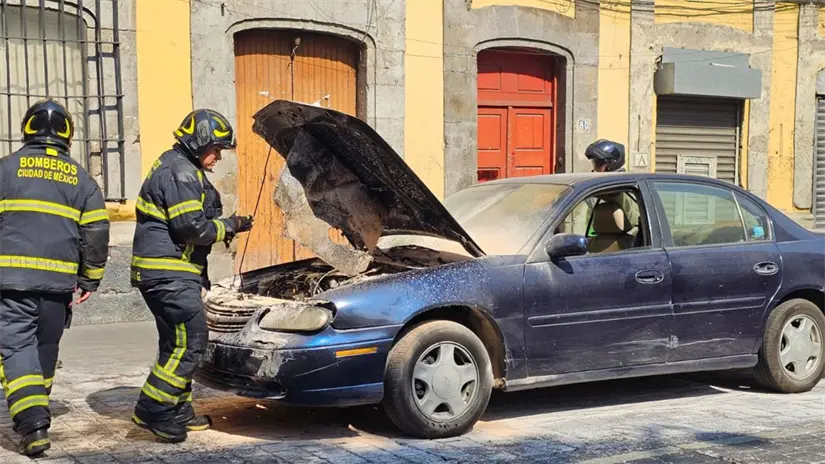 imagen recuadro Servicios de emergencias atendiendo el incendio de auto en el Centro Histórico. Foto: Luis Antonio Alfaro