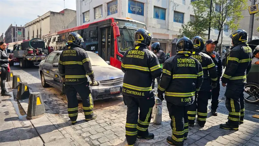 imagen recuadro Servicios de emergencias atendiendo el incendio de auto en el Centro Histórico. Foto: Luis Antonio Alfaro