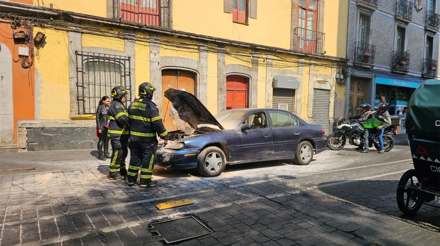 Incendio de auto en calles de Centro Histórico de CDMX. Foto: Luis Antonio Alfaro