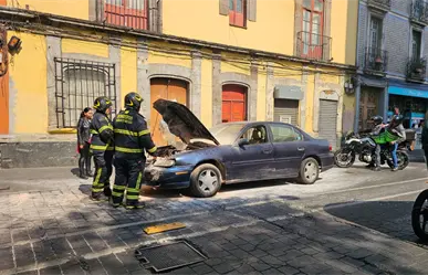 Veh&iacute;culo se incendia en la colonia Centro y moviliza a servicios de emergencia en CDMX