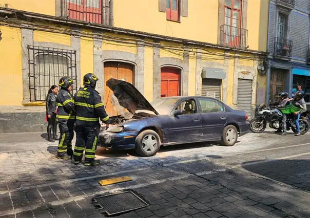 Veh&iacute;culo se incendia en la colonia Centro y moviliza a servicios de emergencia en CDMX