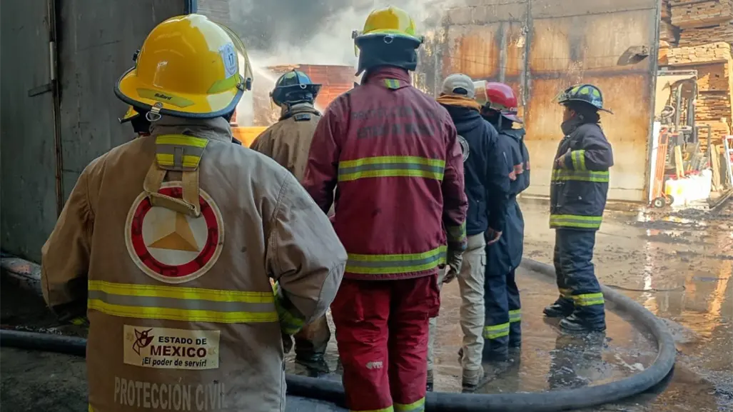 Fuerte incendio consume bodega de maderas en Coacalco; no hay personas lesionadas