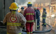 Fuerte incendio consume bodega de maderas en Coacalco; no hay personas lesionadas