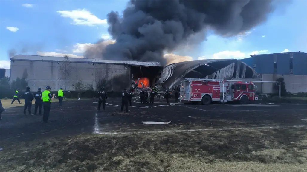 Recuperan diez cuerpos tras accidente a&eacute;reo en Toluca y FGR inicia peritajes en el sitio
