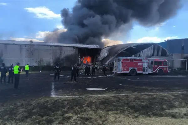 Recuperan diez cuerpos tras accidente aéreo en Toluca y FGR inicia peritajes en el sitio Recuperan diez cuerpos tras accidente aéreo en Toluca y FGR inicia peritajes en el sitio