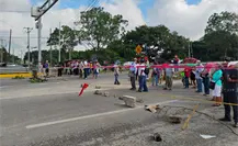 Manifestantes bloquean el puente Los Monos en Villahermosa, Tabasco; exigen pagos al gobierno
